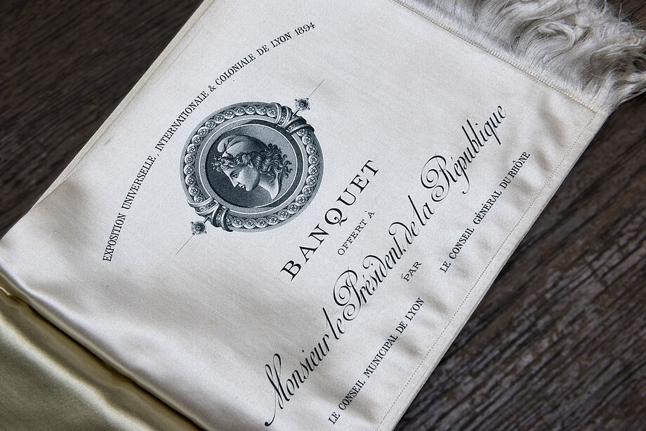 Menu card for the banquet of the French president at the Exposition universelle, internationale et coloniale © SLUB Dresden, Ramona Ahlers-Bergner