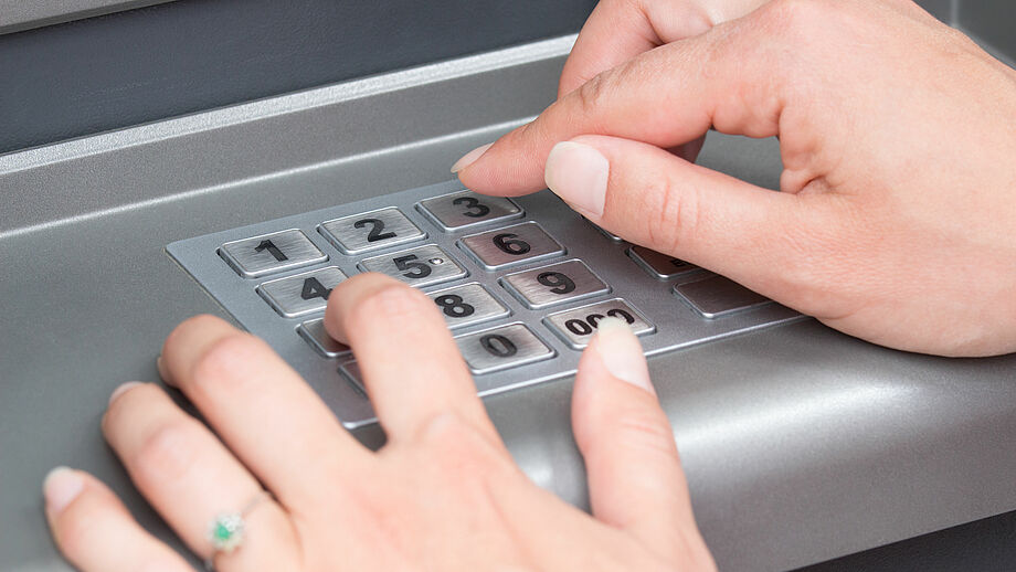 Eingabe eines PIN auf einer Zahlentastatur