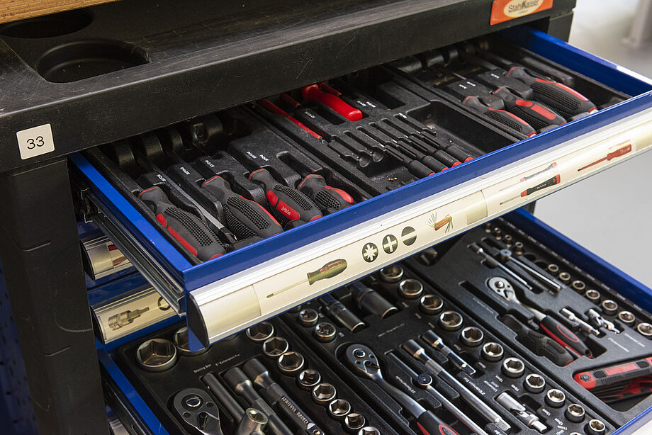 The small equipment includes a well-equipped tool trolley