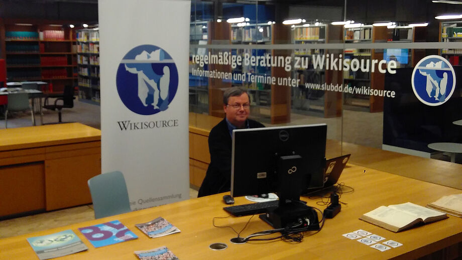 Wikisource info stand at the SLUB, © Mr N (CC BY-SA 4.0)
