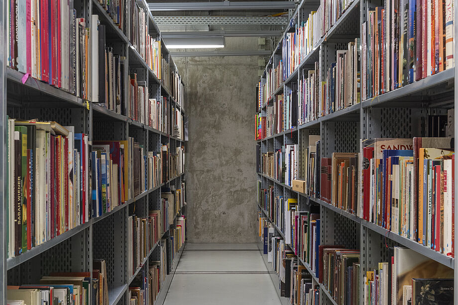Blick auf zwei Magazin-Regale der Bibliothek Witzigmann in der SLUB Dresden