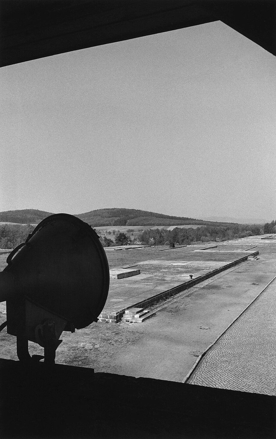 Dirk Reinartz: Blick vom Torgebäude über das Lagergelände, Groß-Rosen, 1993, aus der Serie totenstill © Deutsche Fotothek + Stiftung F.C. Gundlach / Dirk Reinartz