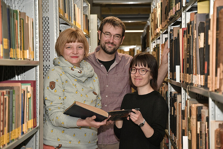 Die Projektmitarbeiterinnen Nadine Kulbe, Robin Reschke und Elisabeth Geldmacher im Archiv der SLUB ©Anja Schneider