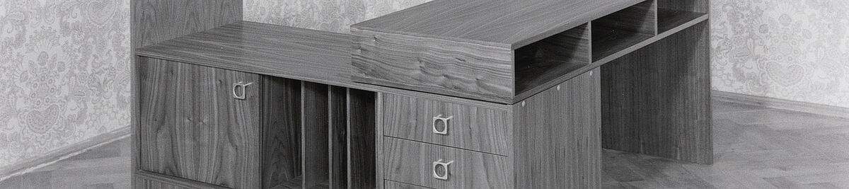 schwarz-weiß-Fotografie eines Schreibtisches