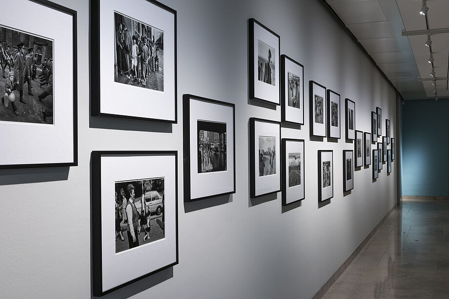 Fotografien an der Wand, Eindruck aus der aktuellen Jubiläumsausstellung der Deutschen Fotothek