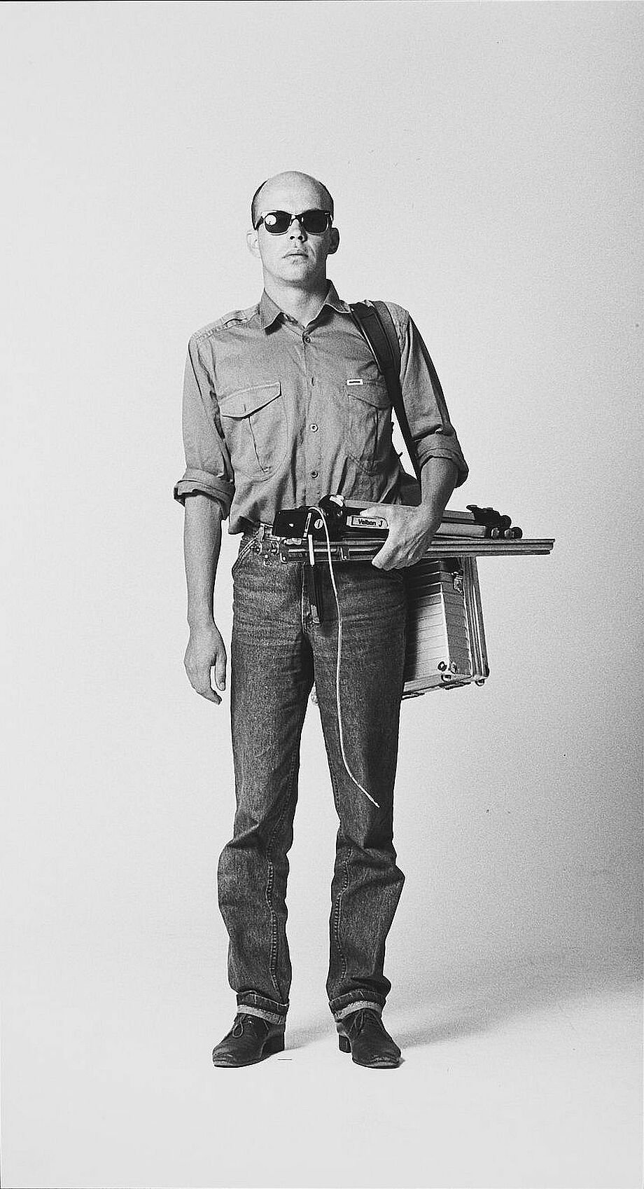 Ingolf Thiel: 24. August, 9.45 h, Fototermin SBB [aus der Serie Anzuggeschichten. Eine Woche Hausverlassen, Selbstporträt], um 1983