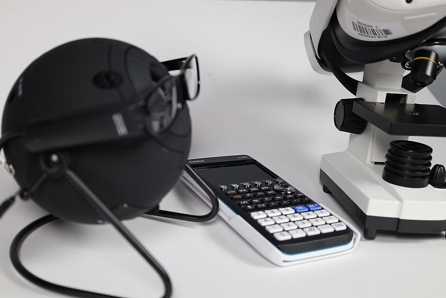 Heimplanetarium, Brille, Taschenrechner und Mikroskop aus der Bibliothek der Dinge an der SLUB