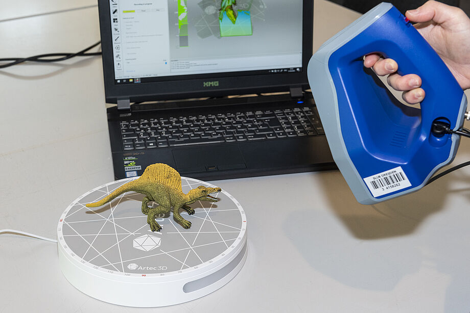 3D-Objektscanner Artec Eva Spider mit Beispielobjekt