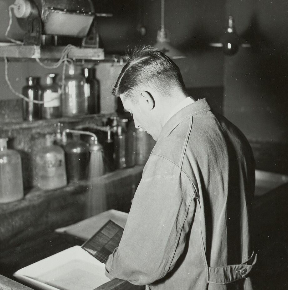 Walter Möbius developing a plate negative, around 1937