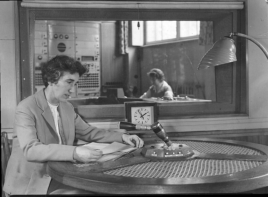 •	Dr. Ursula Köhler (1921-1995), Psychologin an der Technischen Universität Dresden, beim Einsprechen von Vortrag T109 im Studio des Hygienemuseums (»Die Bedeutung des Spiels für die gesunde Entwicklung des Säuglings und Kleinkindes«), ca. 1961; Foto: Deutsches Hygiene-Museum Dresden