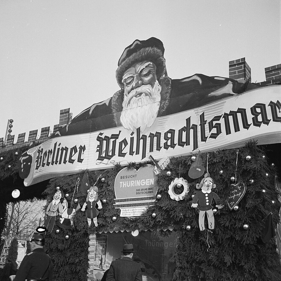 Weihnachtsmarkt im Berliner Lustgarten mit Werbung für Reisen nach Thüringen, 1936, Fotograf: Fritz Eschen, SLUB/df: df_e_0010359