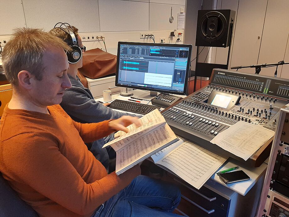 Daniel Thiele (Philharmonie) und Tontechniker Nathanel Wendt bearbeiten gemeinsam die digitalisierten Schellackaufnahmen (c) Annemarie Grohmann, SLUB Dresden