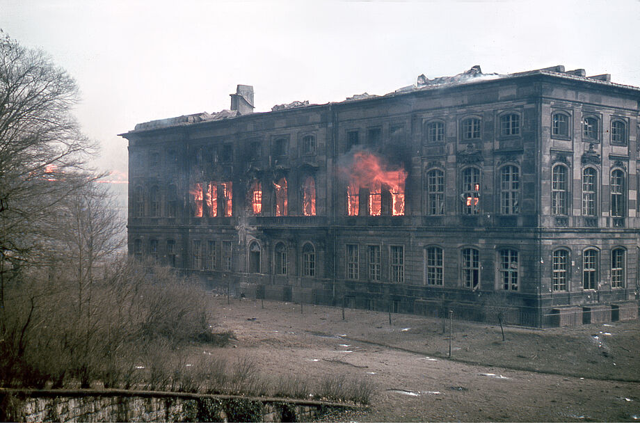 Brennendes Japanisches Palais - bis 1945 Sitz der Sächsischen Landesbibliothek