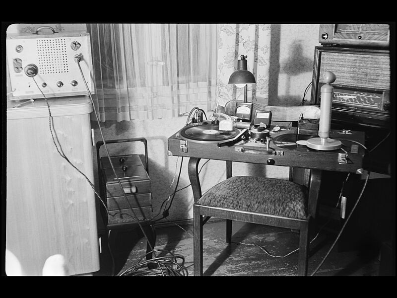 Schwarz-Weiß-Foto historisches Plattenschneidegerät mit Tisch