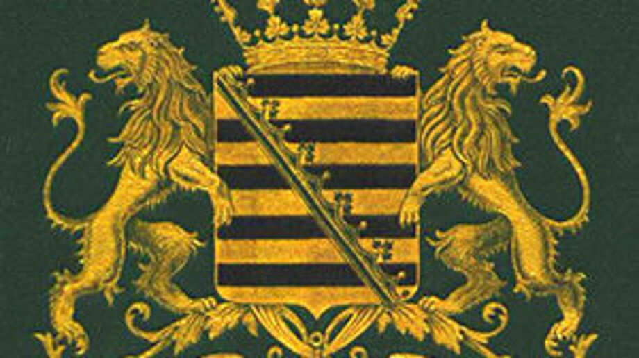 zwei Löwen halten das Wappen der Sächsischen Krone