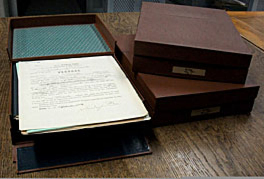 Offene Aufbewahrungs-Schachtel mit Handschriften