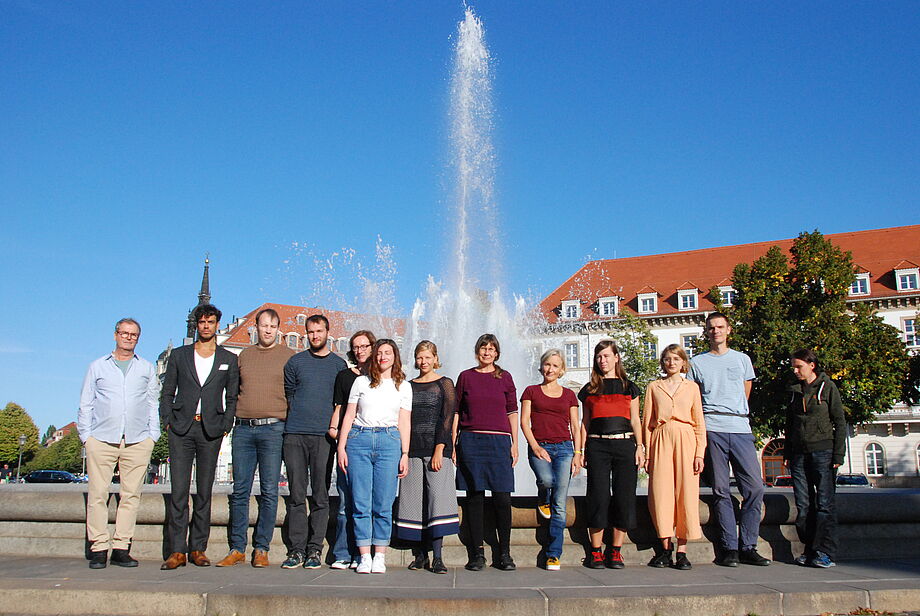 Teilnehmende der Schreibwerkstatt vor einem Springbrunnen. Im Hintergrund die Dresdner Neustadt.