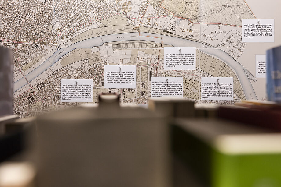 Eine alt aussehende Karte von Dresden. Mit kleinen weißen Textelementen zu verschiedenen Juristen und Juristinnen.