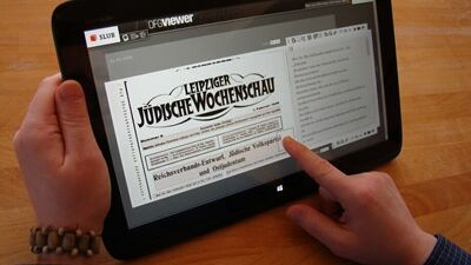 Nutzer navigiert in der Kollektion "Historische Zeitungen" an einem Tablet