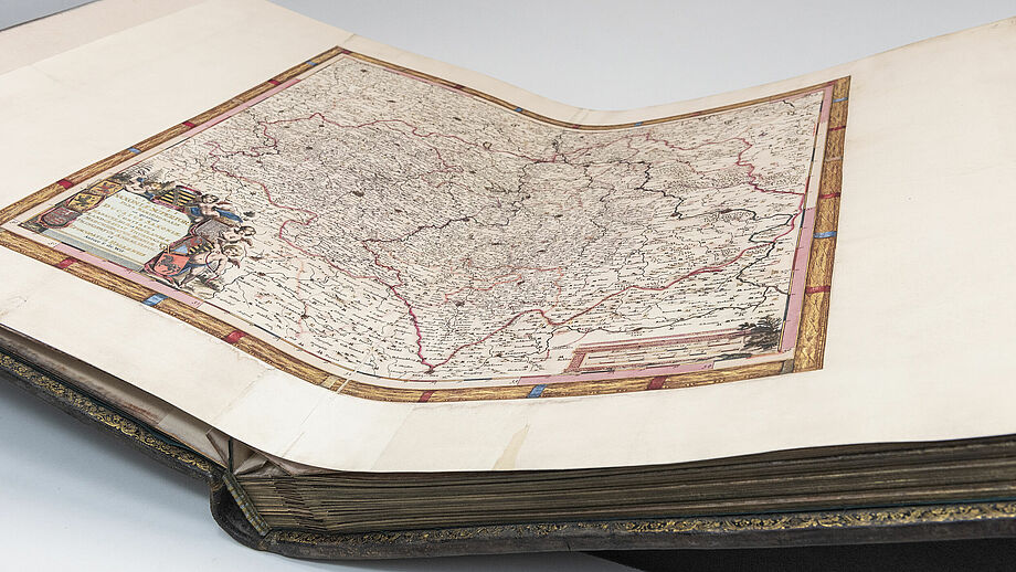 Aufgeschlagener Atlas Royal, zu sehen ist eine Karte Sachsens
